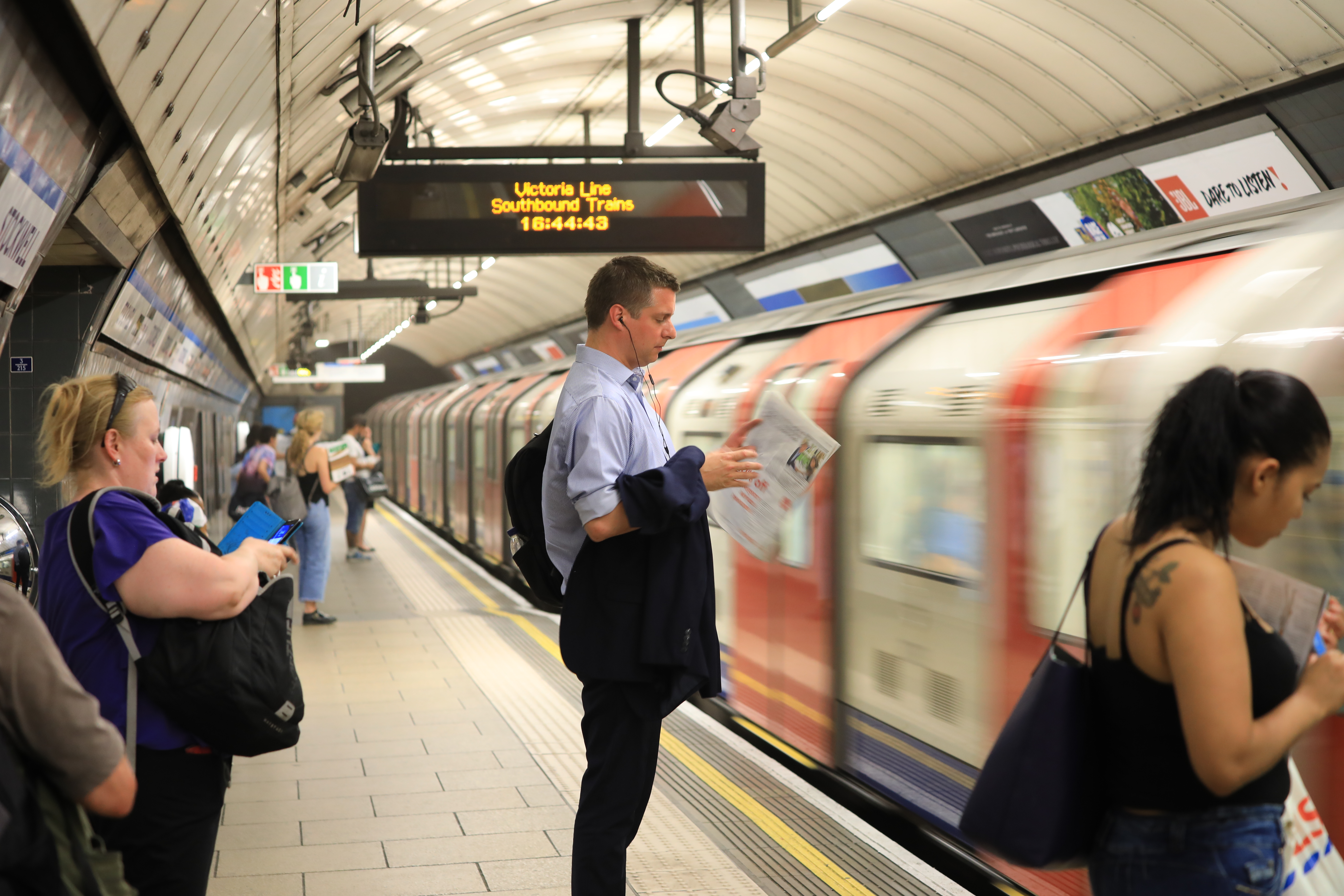 EOS 5D Mark IV / EF70-200mm F4L IS II USM / 70mm / 絞り優先AE（1/25秒・F4.0・+0.67EV） / ISO 1600