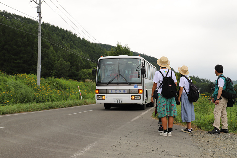 選手達は専用の巡回バスで撮影エリア内を回る。