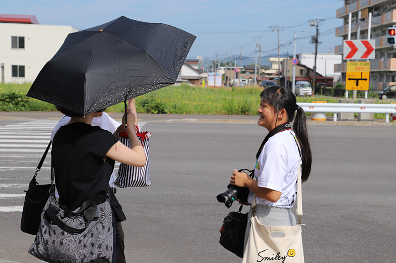 街ゆく人に声をかけ、撮らせてもらう。
