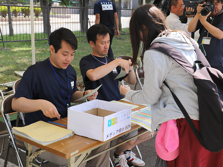 時間までに集合場所へ戻り、記録メディアを提出する。