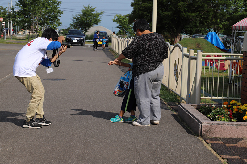 地元の人々と交流しながら撮影。