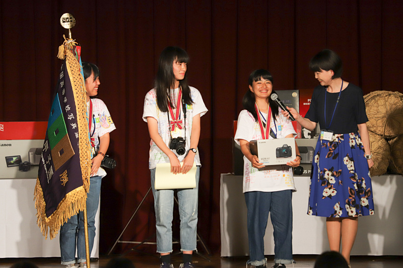 壇上で優勝インタビューを受ける和歌山県立神島高等学校の選手。