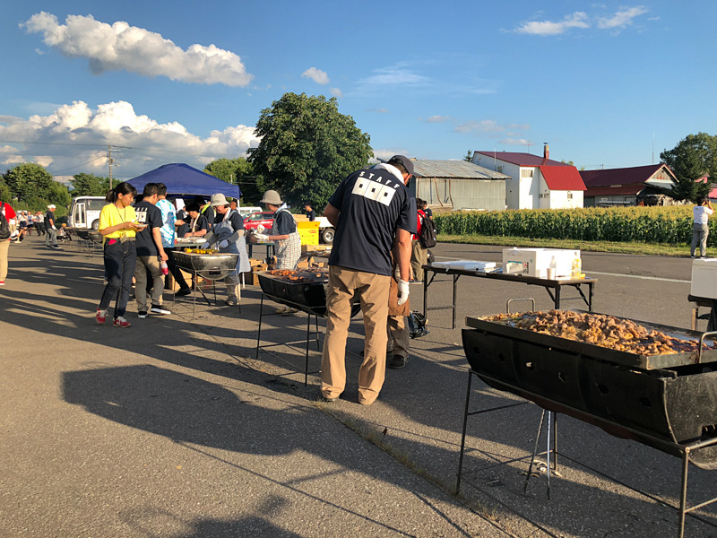 歓迎夕食会では、地元の方々から料理が振る舞われる。