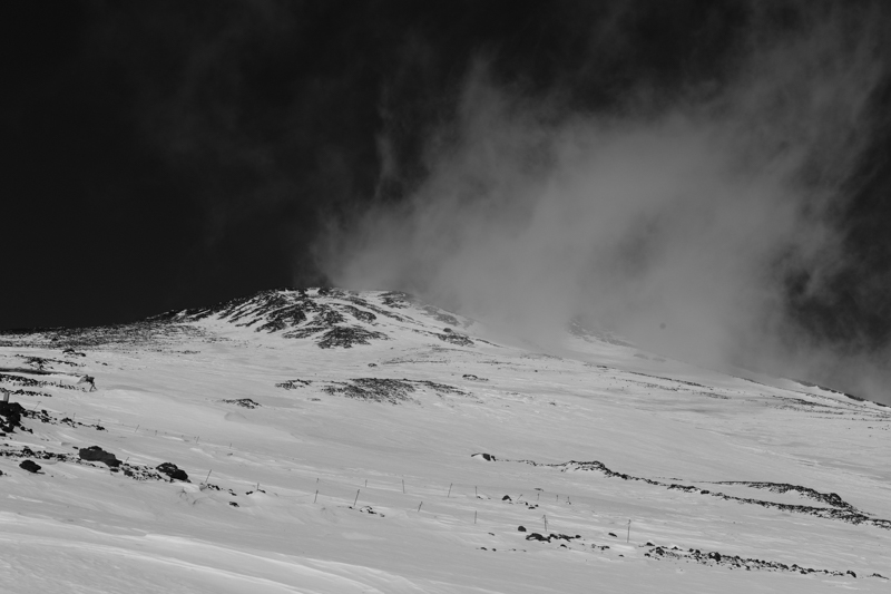 冬の富士山は何人をも寄せつけない霊威を纏う。荘厳な景色だが、氷の斜面と強風は常に死と隣り合わせ。<br><span class="fnt-85">X-Pro2 / XF35mmF1.4 R / 35mm（53mm相当） / 絞り優先AE（1/2,500秒・F8.0・±0.0EV） / ISO 200</span>