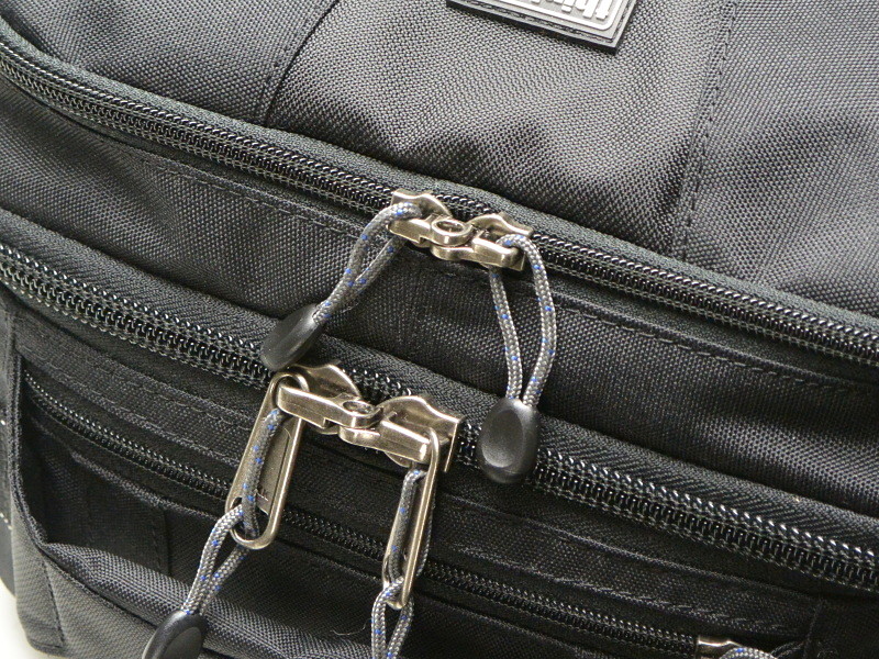 エアポート エッセンシャルズのジッパー部分。デザイナーは“アンティーク加工”と呼んでいたが、これによって音を立てたり傷がついたりもしにくくなるそうだ。控えめな中に込められた工夫が素晴らしい。