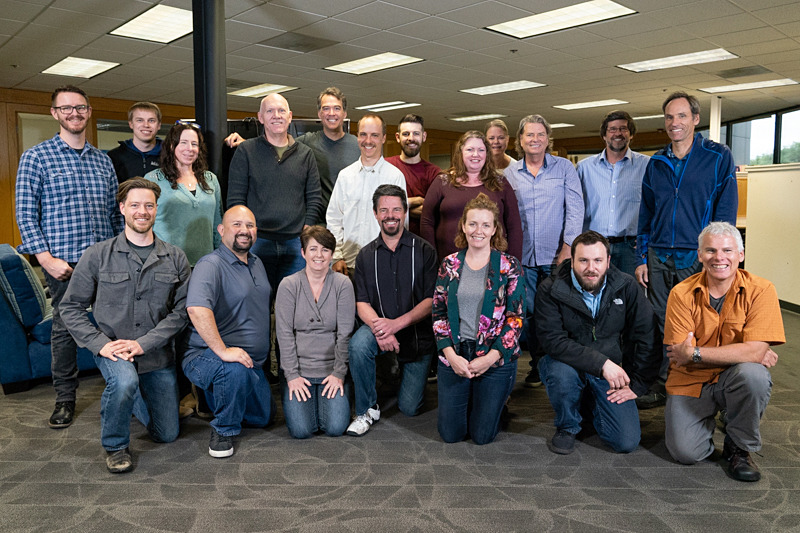 サンタローザのシンクタンク本社で働く皆さん。