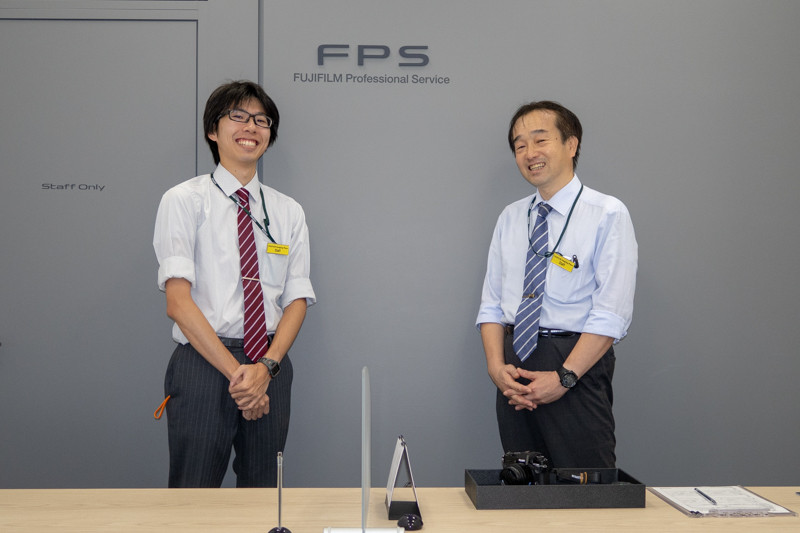FUJIFILM Imaging Plaza内でFPSの業務を担当する峯松和成さん（左）と中村正之さん。