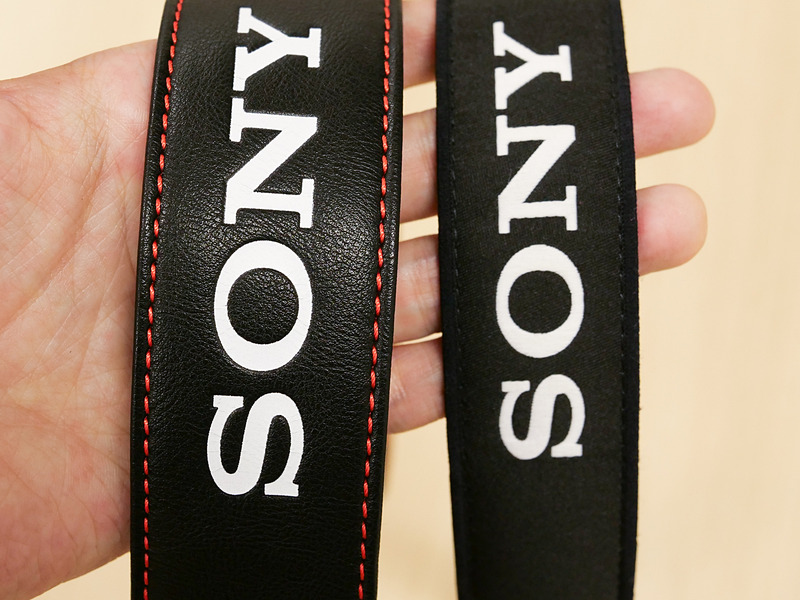 参考：キャンペーン品のストラップ（左）とα7R IIIの同梱品（右）。