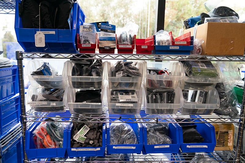 パーツが整然と並ぶ。