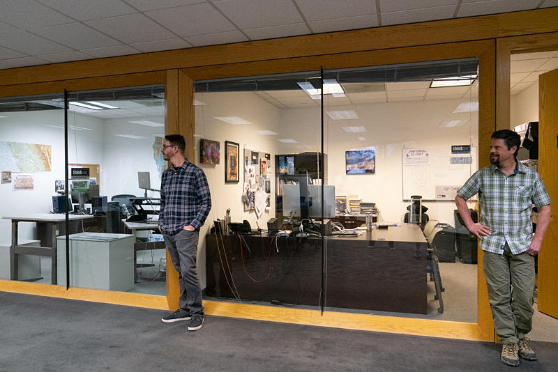 各スタッフの部屋は、フロア中央のパブリックスペースに向かって配置されている。