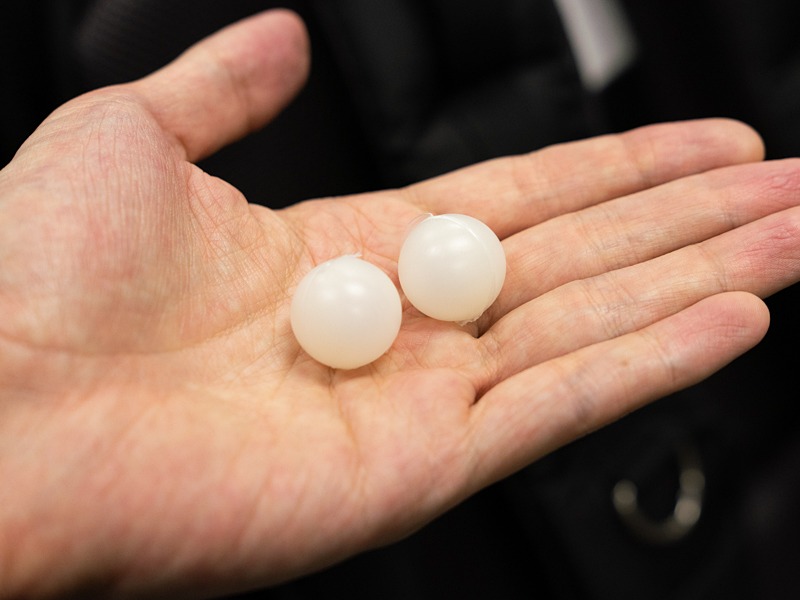 バッグの容積を測るためのプラスチックボール。アメリカの規格によって作られたもの、これがいくつ入るかで容積をカウントする。