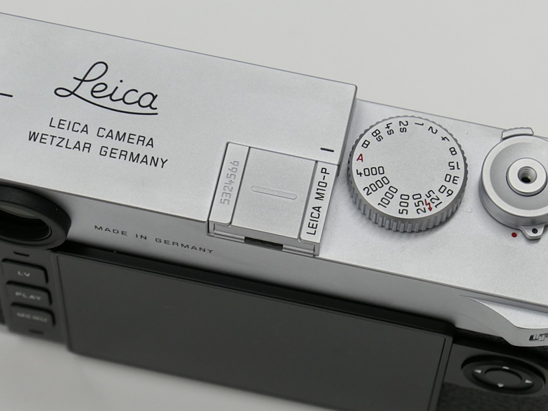 ホットシューカバーがボディと同色になった。