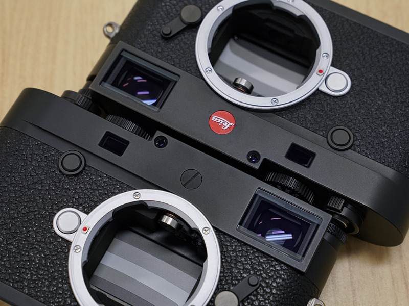 手前がライカM10-P。奥がライカM10。