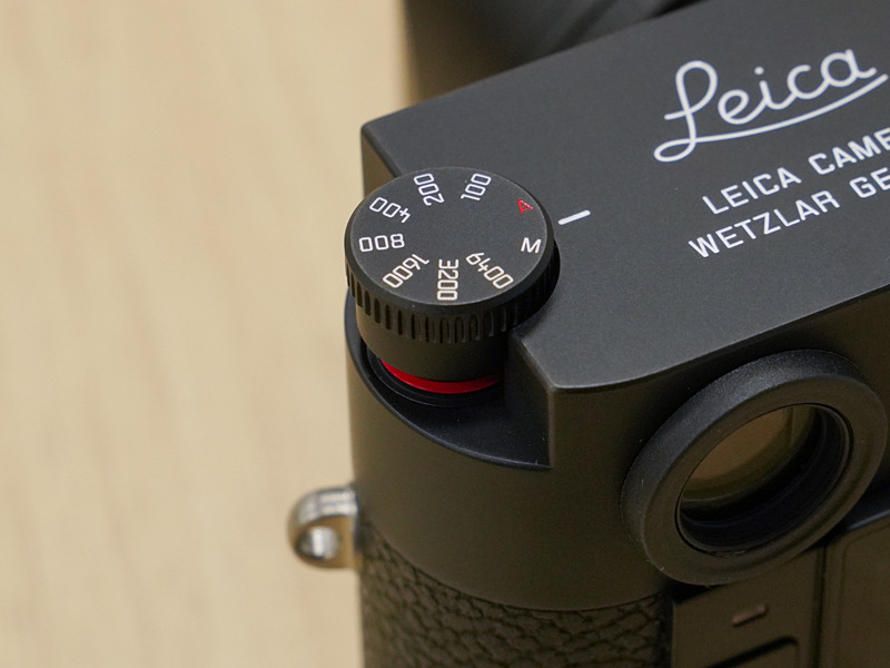 感度設定はライカM10と同様、ノブを引き上げて回すスタイル。
