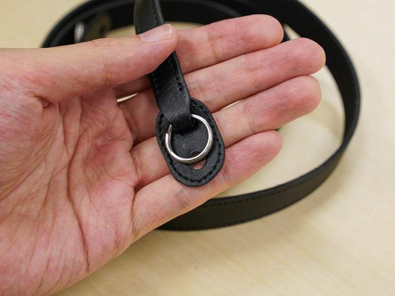 付属のストラップに当て革が付いた。ライカM10でカメラボディ側の傷防止パーツがなくなったため、スレを気にしてのことだろう。