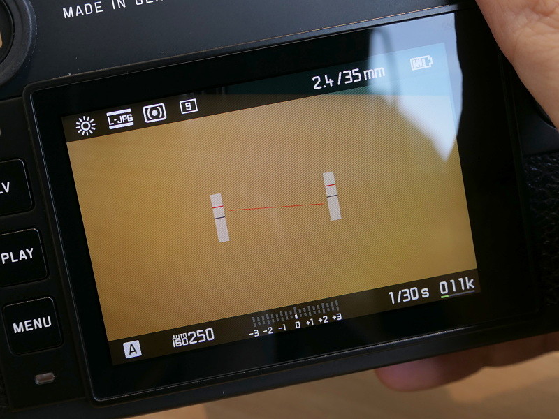 ライブビュー画面に水準器を表示。