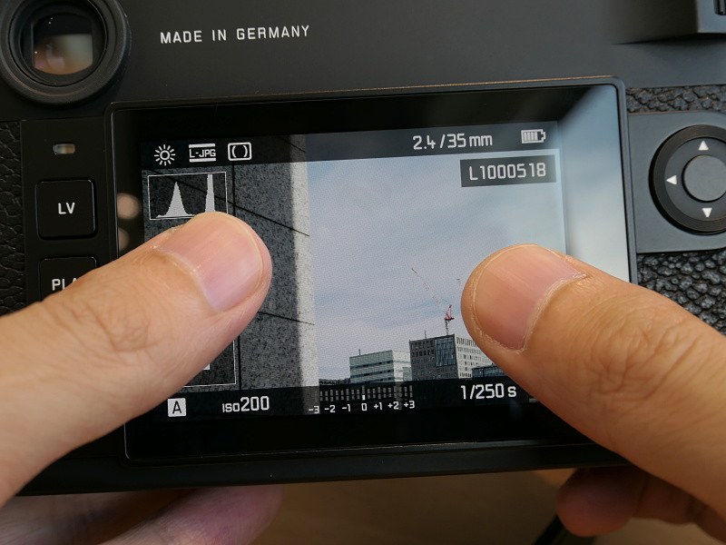 スマートフォンのような画像拡大操作に対応した。