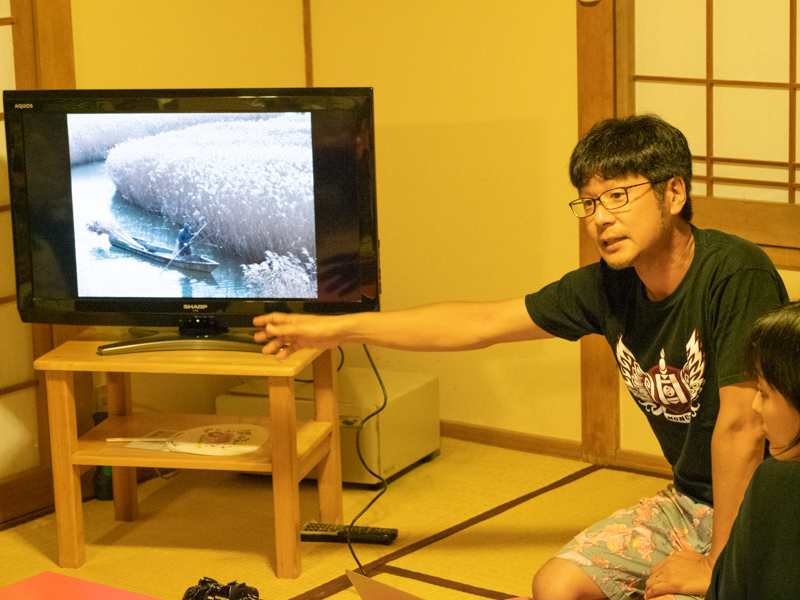 初日夜、振り返りミーティングに合流した写真家の清水哲朗さん。