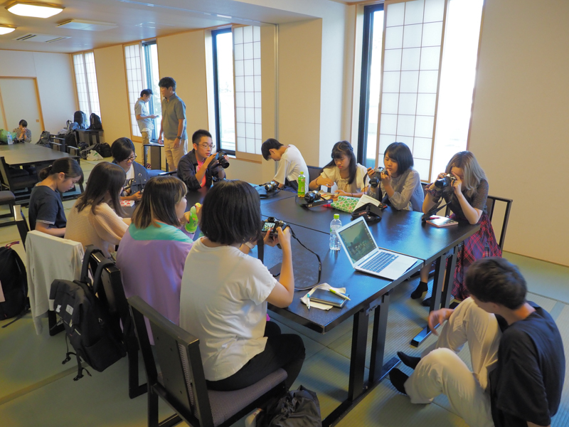 最終日に行われた振り返りミーティングの様子。