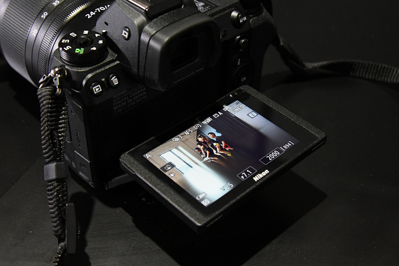 背面モニターはチルト式。タッチ操作の設定は、「オン」「再生画面のみ」「オフ」の3通りから選べる。