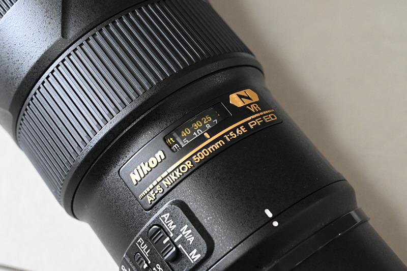 PFレンズ採用で同クラスの半分近い重量とし、手持ち撮影の可能性を広げるという。