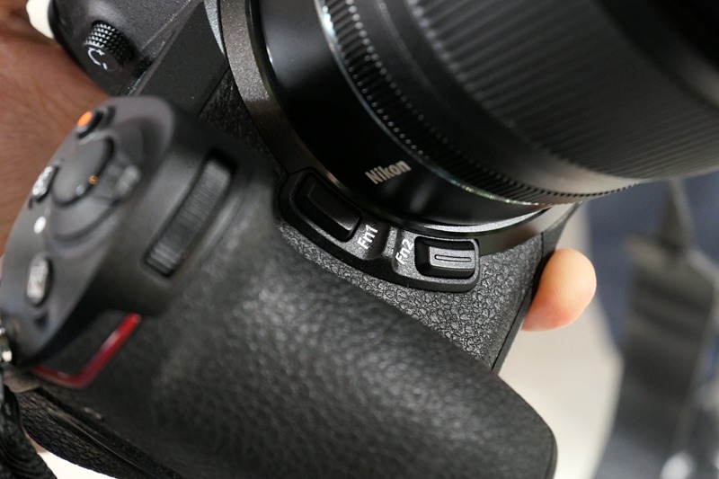 レンズマウントわきにFnボタンが2つある。