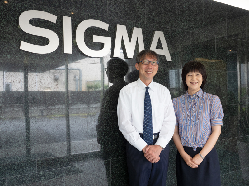 SIGMA PROFESSIONAL SERVICE（SPS）を担当する株式会社シグマ・マーケティング部の桑山輝明さん（左）、カスタマーサポート部の森田佳江子さん。