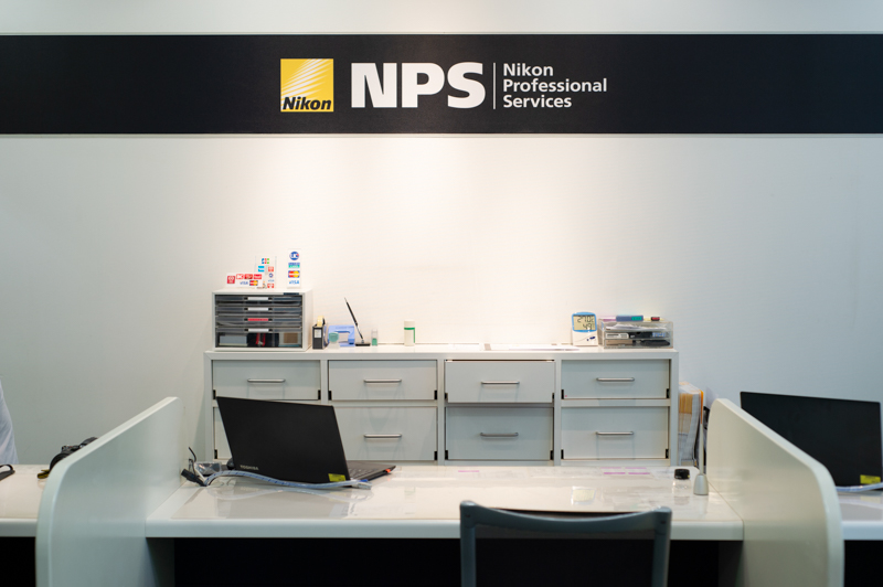 プロサービスセンター受付の様子。両脇にもひとつずつ机があり、同時に3名の会員の相談を受け付ける。