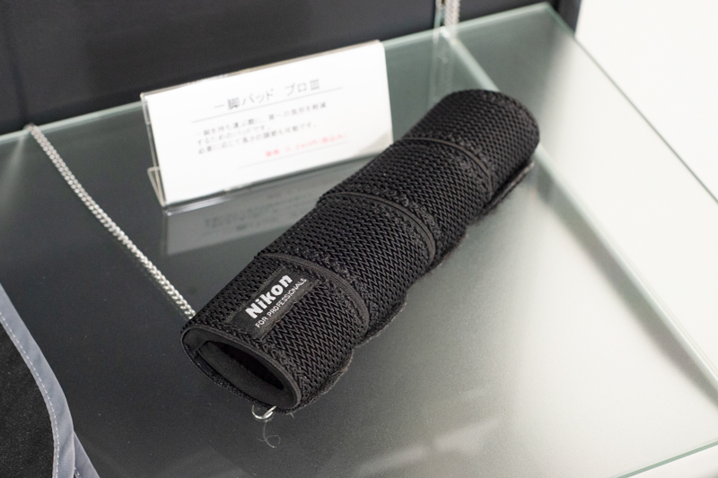 人気のあるNPSの一脚パッド。主にスポーツカメラマンが買っていくという。三脚にもひとつつけておくと便利そうだ。