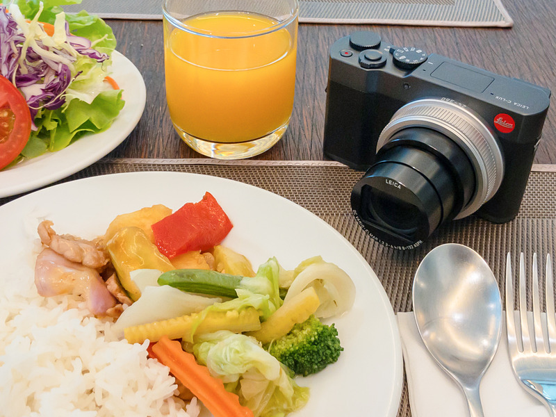 ホテルの朝食。せっかくなら旅先での食事も記録したい。そのために、わざわざ大きなカメラを持ち出すのは抵抗がある。またホテル内や食事に出るときでも、もしかしたら撮りたい瞬間に出会うかもしれない。携帯性と画質に優れたコンパクトカメラがあれば、いつでも作品を撮る準備ができる。
