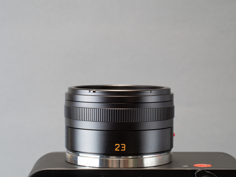 付属のフードは有効長が深く、ライカらしいかなりシッカリとしたもの。