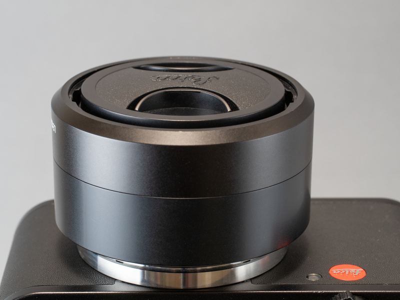 フードを逆付けすると鏡胴がすっぽりとカバーされる。