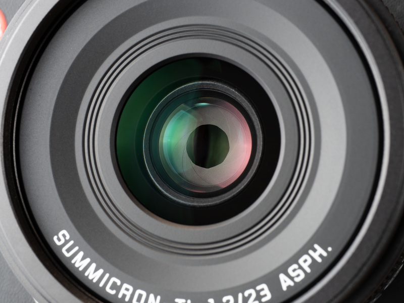 絞り羽根は9枚。写真はF4の状態だが比較的円形に絞られている。