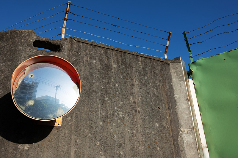 カーブミラーがかなり反射しているのだが、コントラストの高いヌケのいい写りがキープされている。ライカCL / ISO100 / F8 / 1/250秒 / WB:オート