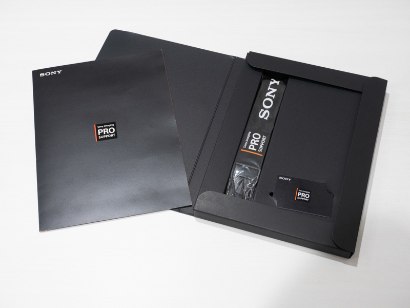 プロサポート会員になると貰える“入会キット”。会員証、プロストラップ、プロサポートオリジナルステッカーがセットになっている。