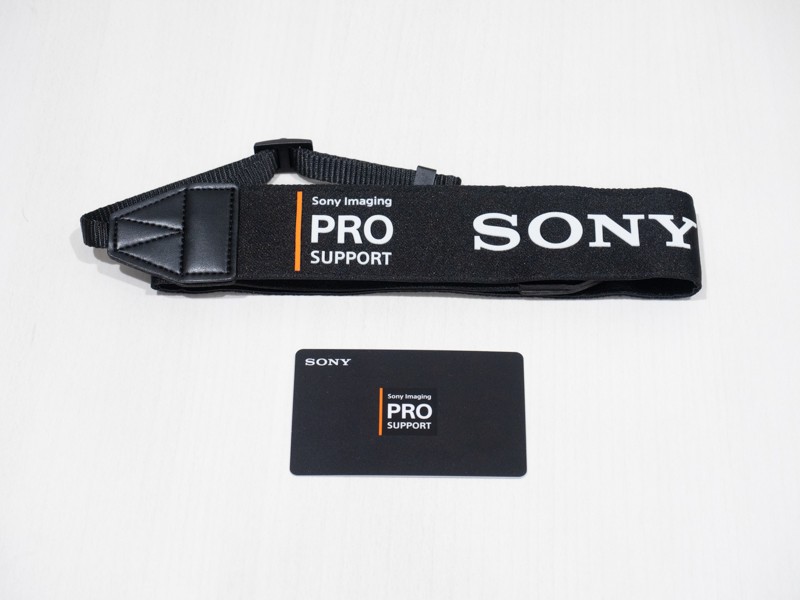 プロストラップと会員証。プロストは2本目以降税別2,700円（1本）で購入できる。素材やつくりにこだわった逸品だ。