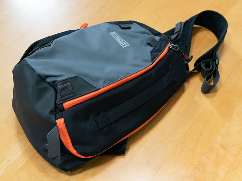 ボディバッグスタイルの「フォトクロス13」は、中型一眼レフカメラ+交換レンズ2〜4本と13型ノートパソコンをミニマムに持ち運べる。