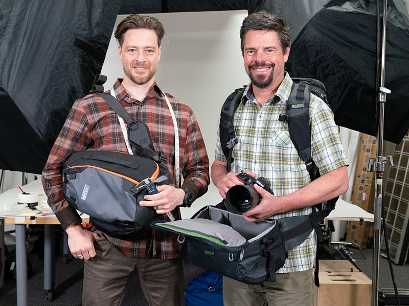 プロダクトデザイナーのJoseph H. Hanssenさん（左）、マーケティングマネージャーのTed Meisterさん（右）。マインドシフトギアのカメラバッグと共に。