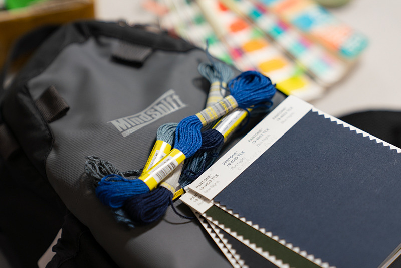 マインドシフトのバッグ。糸と生地の色のマッチングを見る。