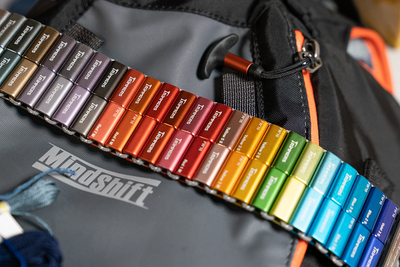 金属パーツの色見本。シンクタンクには見ない鮮やかさだ。