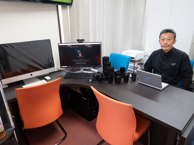 LPSの受付窓口。応対するのはパナソニック株式会社ルミックスプロフェッショナルサービスプロサポート室の二見雄浩さんだ。