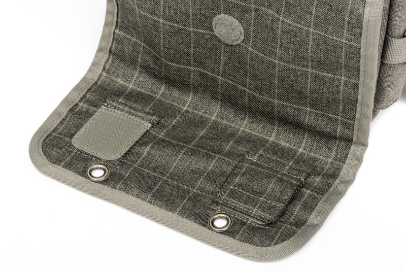 改良が加えられたフラップ内側（Retrospective 5 V2.0）、右側がパッチをしまった状態。