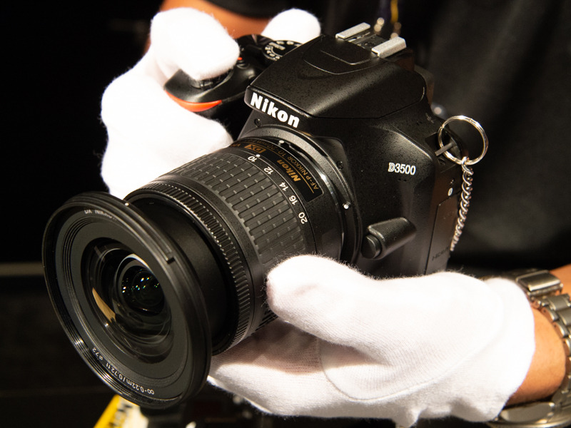 9月28日発売の「D3500」。小さくてかわいいAPS-C一眼レフカメラだ。