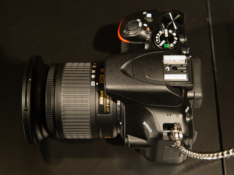 進化したモノコック構造で、薄さが際立つ。