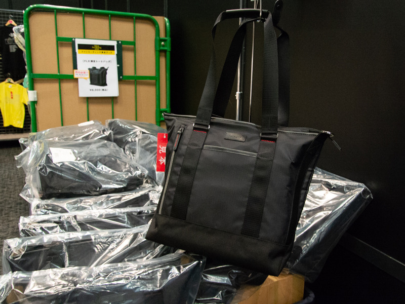 前回のファンミーティングで好評だったというトートバッグが進化して登場。ニコンダイレクトで販売されているFLXトートバッグとは仕様が異なる、ファンミーティング限定アイテムだ。