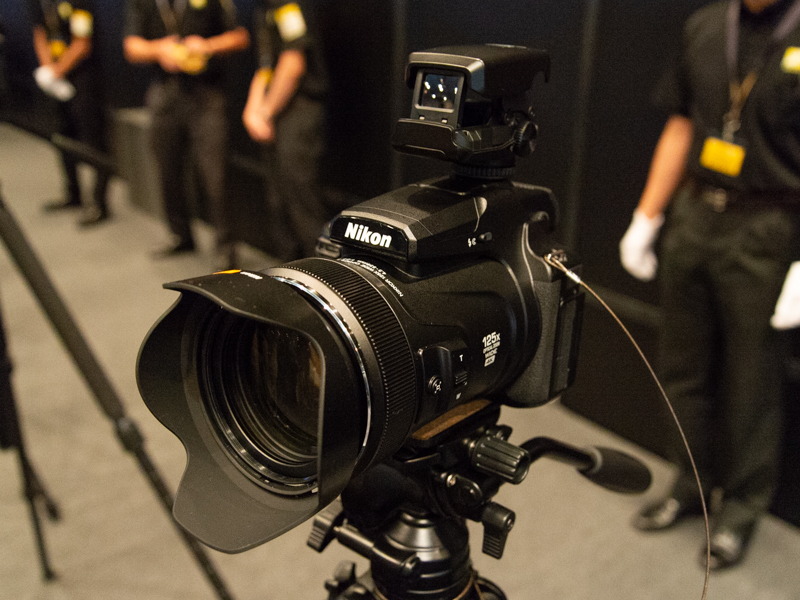 COOLPIX P1000。別売のドットサイトも装着。