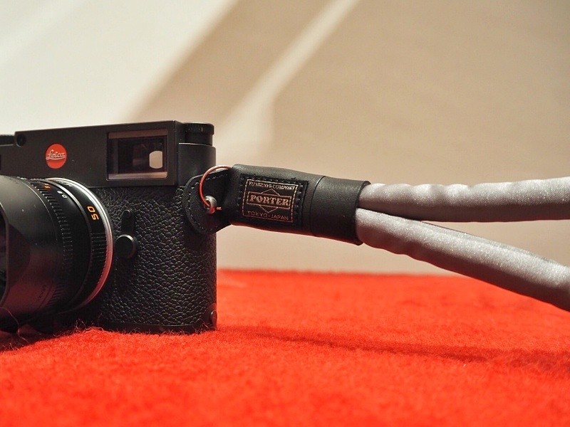 ハンドストラップは先端部のパーツを移動させることで、手首から抜けにくくできる。