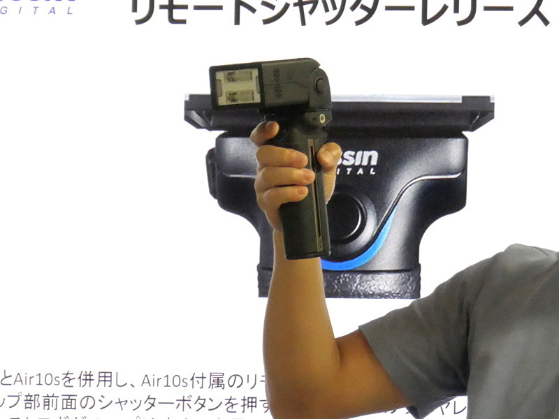 リモートシャッターレリーズの使用イメージ。Air10sとカメラをリモートシャッターケーブルで接続しておく必要がある。
