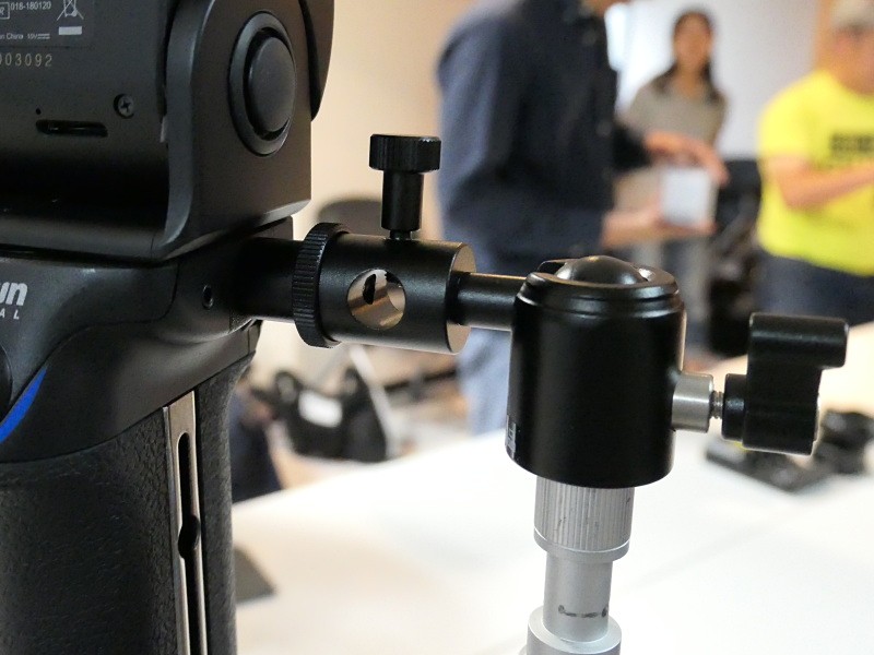 側面に三脚ネジ穴がある。ヘッドとグリップ部の中間でバランスが取れるようにした。付属の簡易型アンブレラホルダーなどを付けられる。