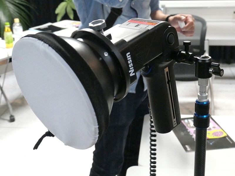 アクセサリー装着例。ズームカバーを外せば、ヘッドを挟むタイプも取り付け可能だという。汎用性を意識したポイント。